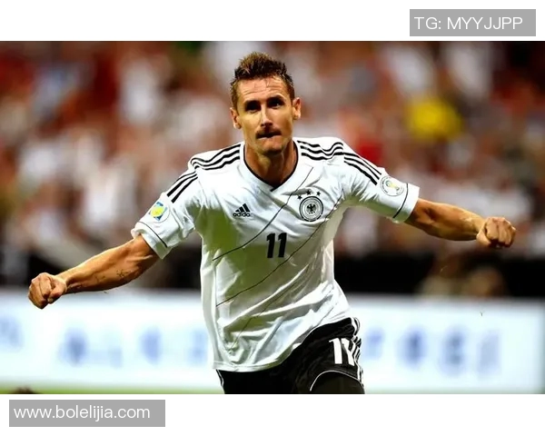 克洛泽足球明星壁纸精选展现传奇球员风采与激情瞬间