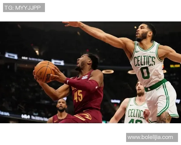 足球明星与女裁判的精彩对决展现了新时代体育的平等与尊重